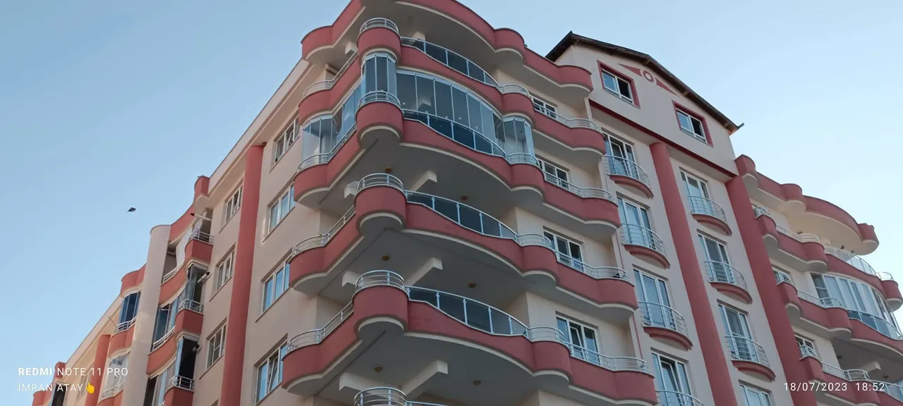 Apartman genelinde cam balkon ve alüminyum uygulamaları