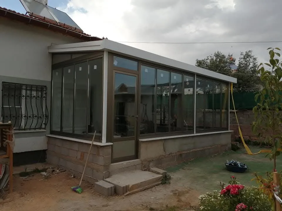 Bahçe alanında cam kapama ve alüminyum sistem uygulaması